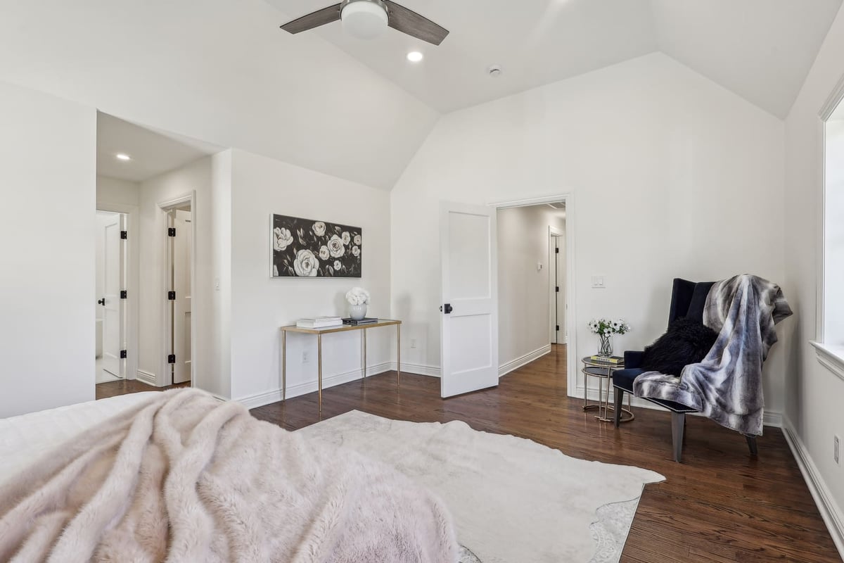 Spacious bedroom in Ridgewood, NJ with sitting area, vaulted ceiling, and hardwood floors