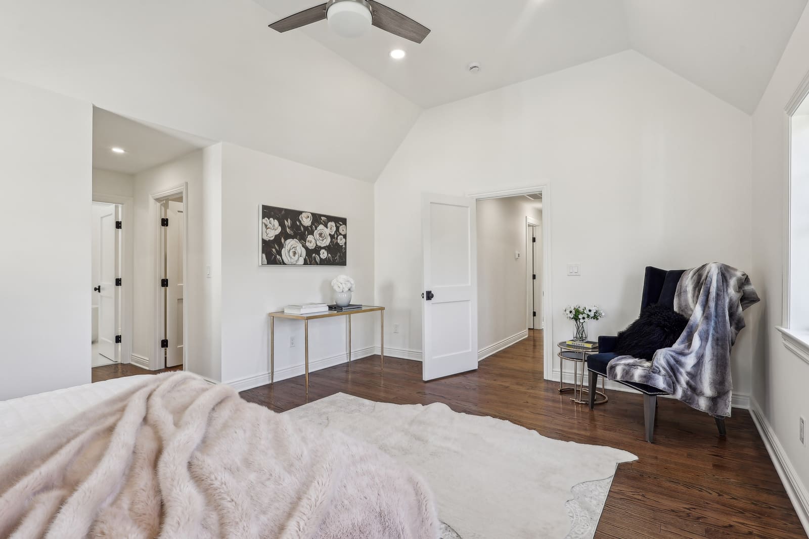 Spacious bedroom in Ridgewood, NJ with sitting area, vaulted ceiling, and hardwood floors